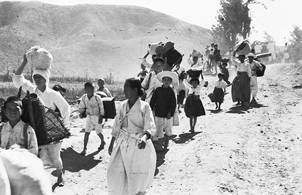 8-2-koreanwar-refugees.jpg