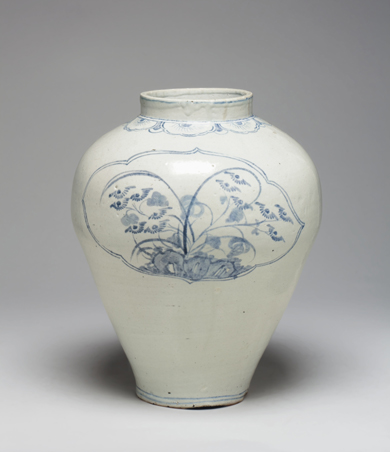 2688_769_A LARGE BLUE AND WHITE PORCELAIN JAR.jpg