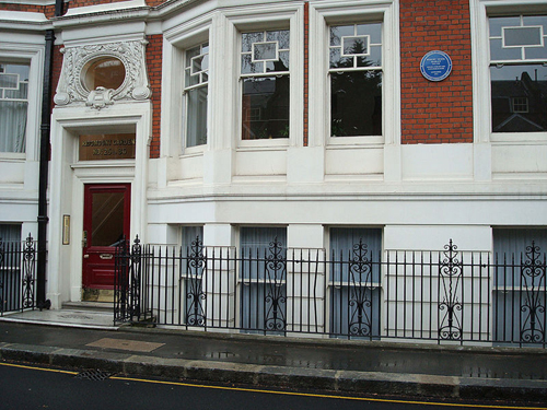 800px-Bob_Marley_apartment_in_London-emanuel-berglund.jpg