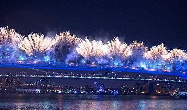 Macy's_4th_of_July_Fireworks_-_Brooklyn_Bridge_2014,_Macy's-Michael_Stewart-600.jpg